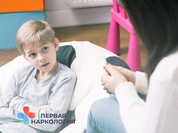 Врач беседует с ребенком